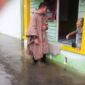 Bripka Hendri Siaga Banjir, Cek Langsung Warga Terdampak di Kelurahan Dabo Lama | f. Humas Polres Lingga