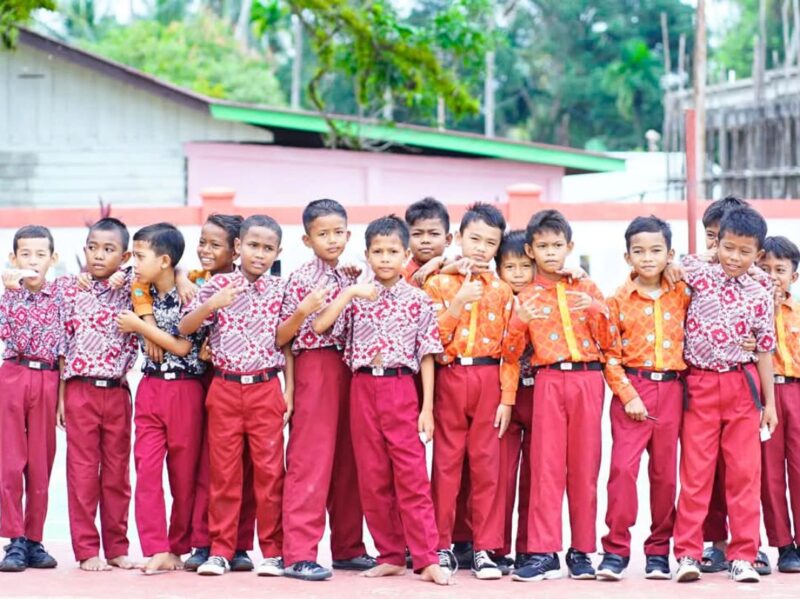 Para murid Sekolah Dasar di Kecamatan Temiang Pesisir, Kab. Lingga | f. Diskominfo Lingga