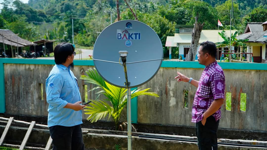 Diskominfo Lingga Monitoring Instalasi Akses Internet BAKTI di Desa Kelumu dan Desa Persiapan Cempaka | f. Diskominfo Lingga