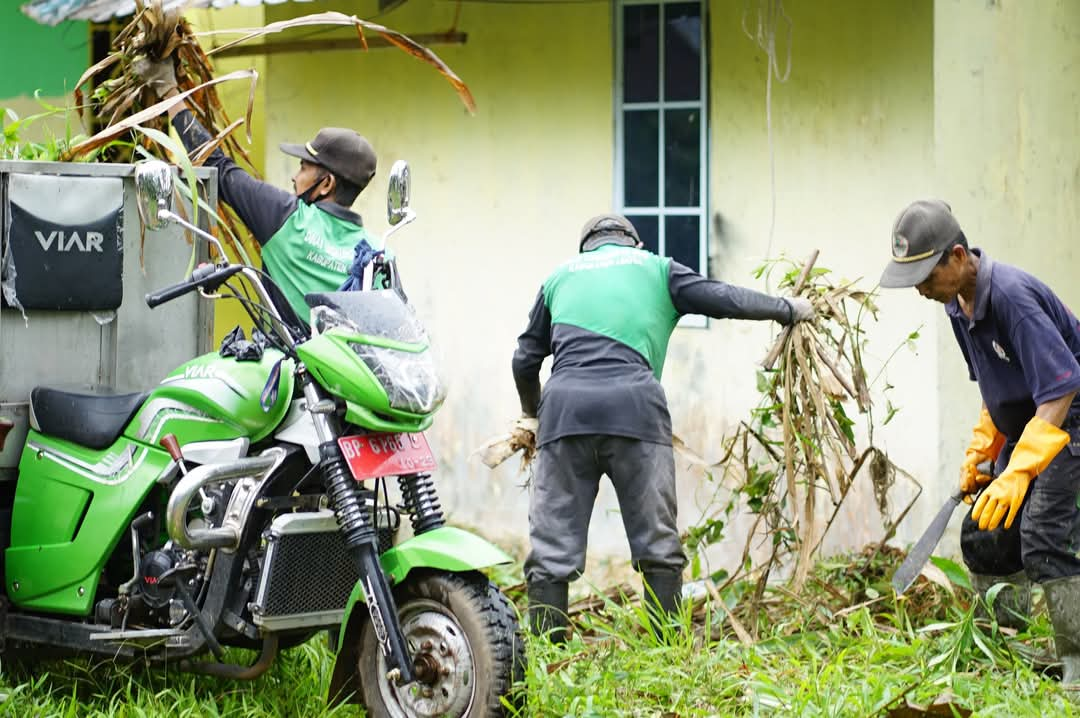 Pasca Banjir ROB, Kelurahan Daik Sepincan Gelar Gotong Royong Bersihkan Lingkungan | f. Diskominfo Lingga