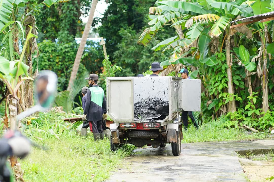 Pasca Banjir ROB, Kelurahan Daik Sepincan Gelar Gotong Royong Bersihkan Lingkungan | f. Diskominfo Lingga