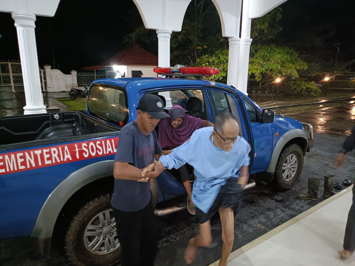 2 lansia di evakuasi ke gedung daerah akibat banjir ROB di ibukota Kab. Lingga | f. Dinsos Lingga