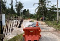 Kian Parah: Jalan Penghubung Desa Batu Berdaun dan Kebun Nyiur di Lingga Nyaris Putus Akibat Abrasi | f. Wandy