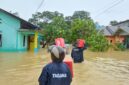 Dinsos PPPA Kabupaten Lingga dan Tagana Salurkan Bantuan untuk Korban Banjir Rob di Ibukota Lingga | f. Dinsos Lingga