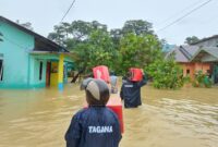 Dinsos PPPA Kabupaten Lingga dan Tagana Salurkan Bantuan untuk Korban Banjir Rob di Ibukota Lingga | f. Dinsos Lingga