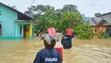 Dinsos PPPA Kabupaten Lingga dan Tagana Salurkan Bantuan untuk Korban Banjir Rob di Ibukota Lingga | f. Dinsos Lingga