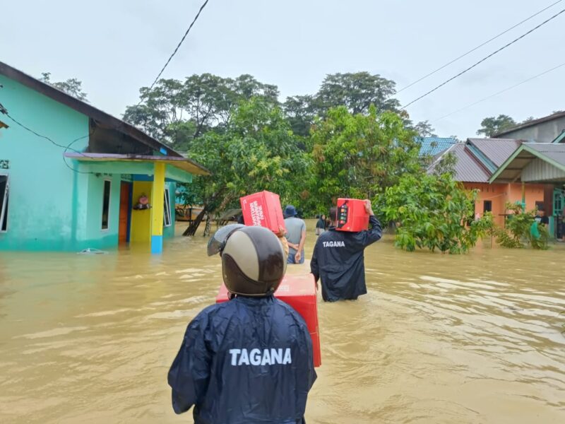 Dinsos PPPA Kabupaten Lingga dan Tagana Salurkan Bantuan untuk Korban Banjir Rob di Ibukota Lingga | f. Dinsos Lingga