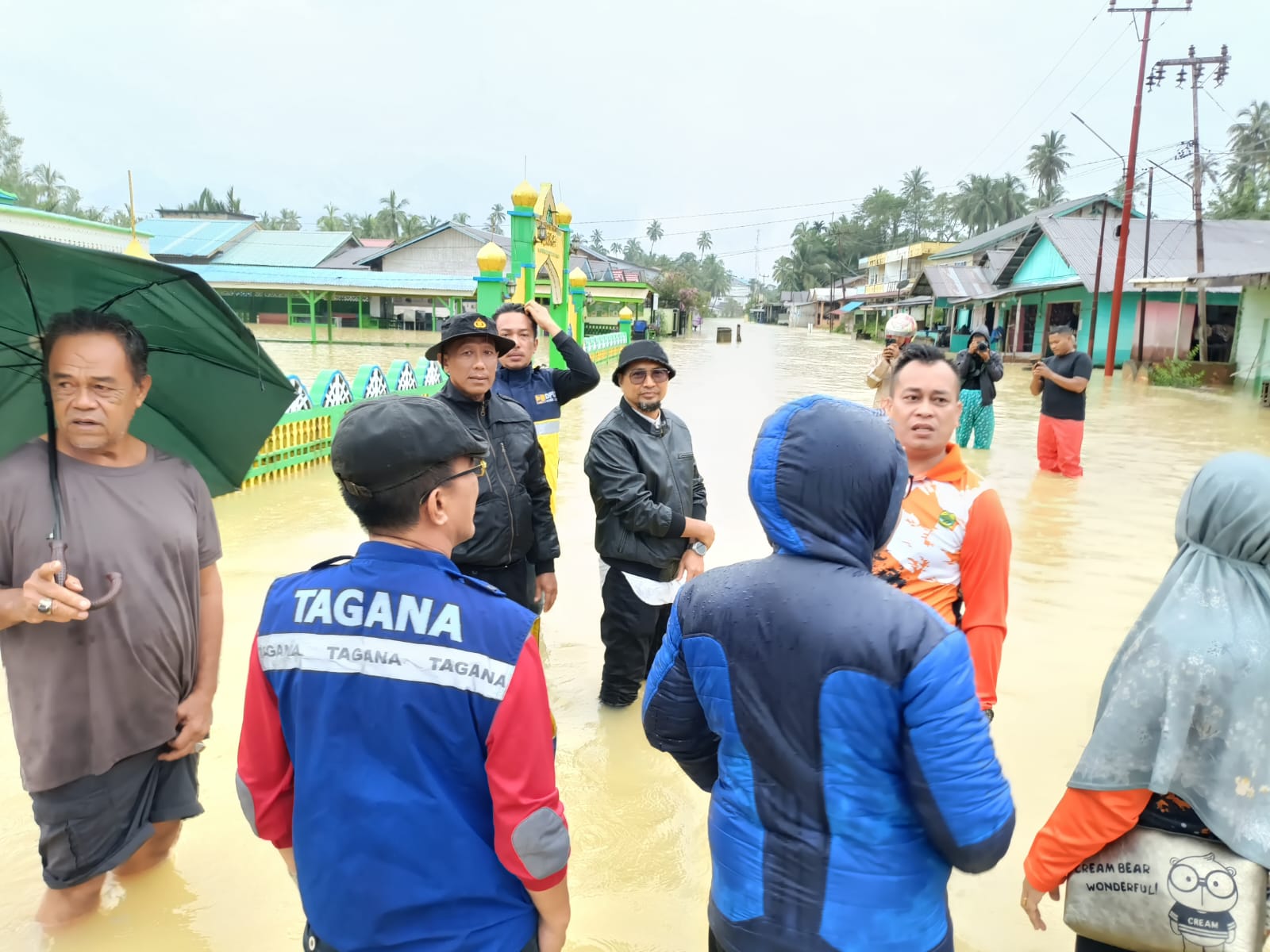 Bupati Lingga beserta istri dan ketua DPRD Lingga turun langsung meninjau kondisi masyarakat yang terdampak banjir ROB | f. Dinsos Lingga