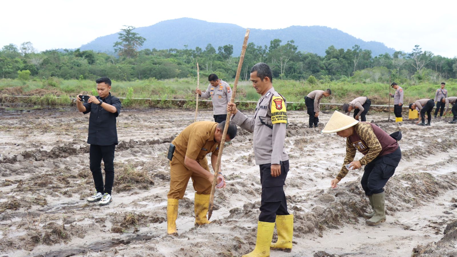 Polres Lingga Ikut Launching Penanaman Jagung Serentak 1 Juta Hektar Secara Virtual | f. Humas Polres Lingga