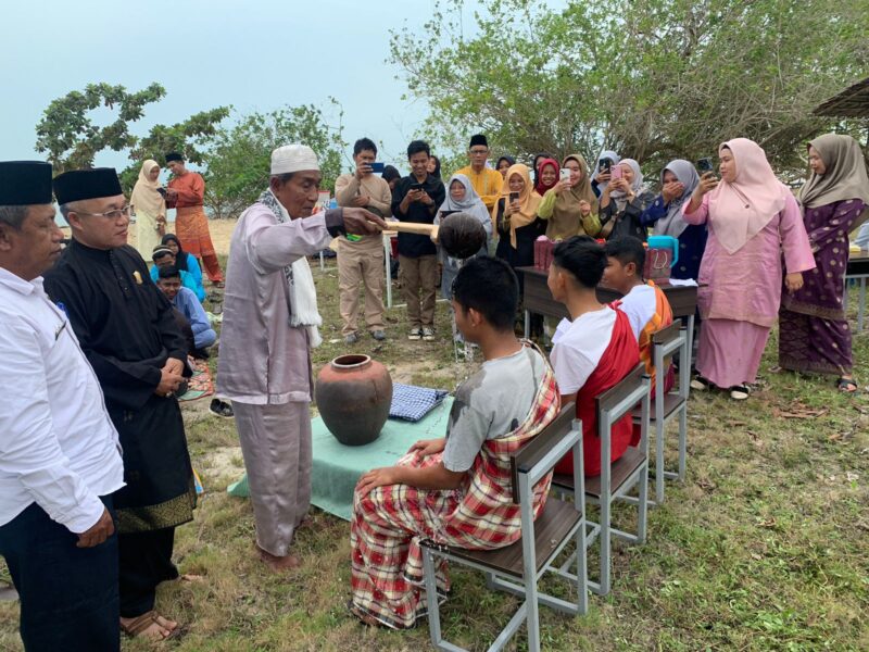 SMA Negeri 1 Singkep Pesisir Kenalkan Tradisi Mandi Safar Melalui Program P5 | f. Ist