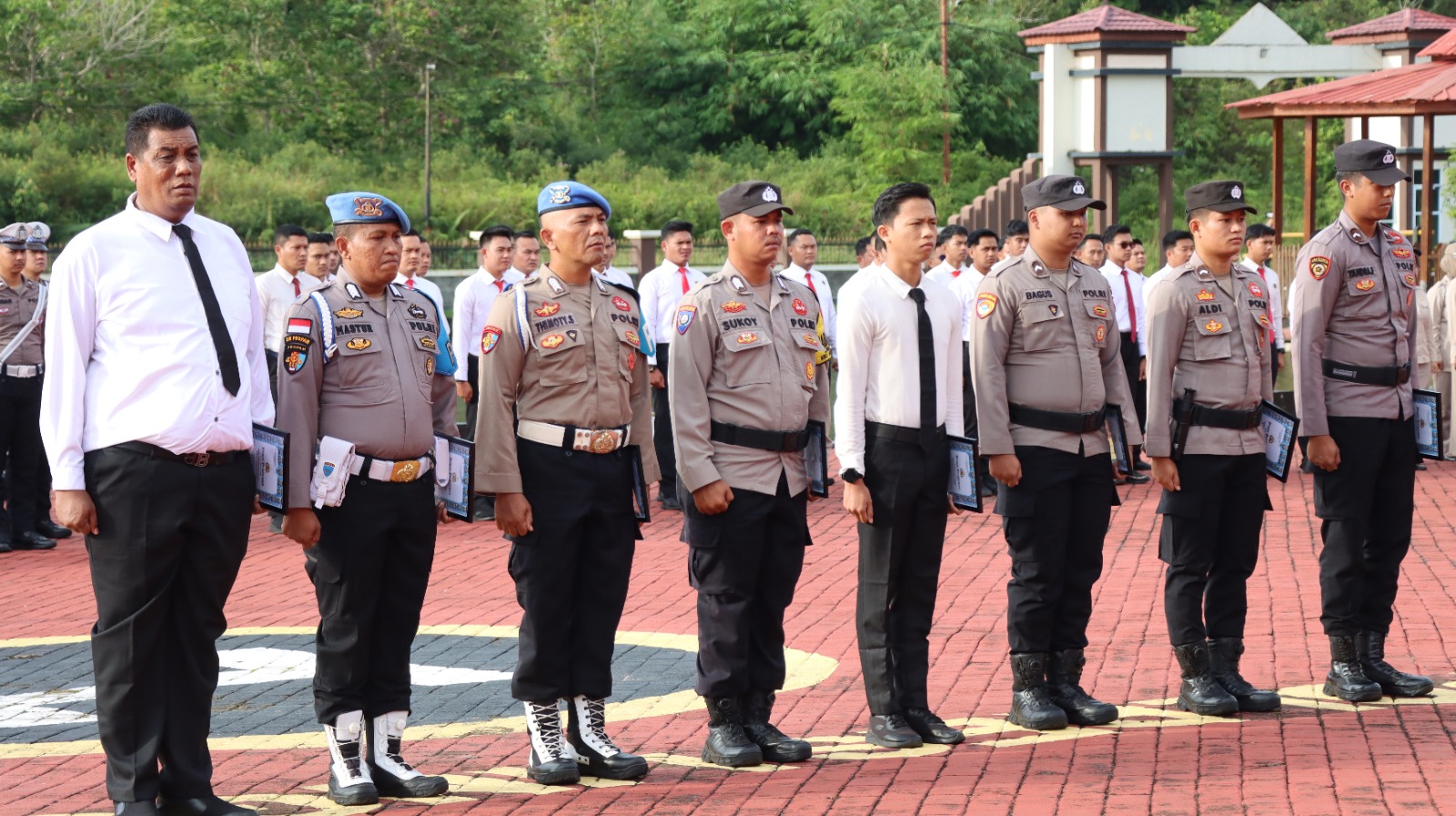 Penuh Dedikasi, Loyalitas dan Tanggung Jawab: Kapolres Lingga Berikan Penghargaan kepada 8 Personel Berprestasi | f. Humas Polres Lingga