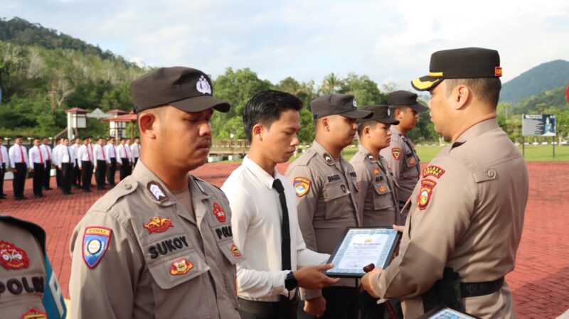 Penuh Dedikasi, Loyalitas dan Tanggung Jawab: Kapolres Lingga Berikan Penghargaan kepada 8 Personel Berprestasi | f. Humas Polres Lingga