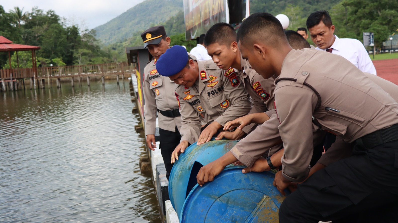 Kapolres Lingga Tebar 8000 Ekor Ikan Nila di Kolam Polres, Dukung Program Ketahanan Pangan Nasional | f. Humas Polres Lingga