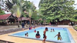 Wisatawan Puji Keindahan Pemandian Air Panas Dabo Singkep, Namun Keluhkan Minimnya Sinyal Telekomunikasi | f. Ivantry