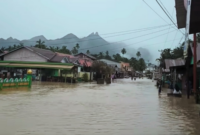 Banjir ROB dan Hujan Deras Rendam Sejumlah Rumah Warga di Ibukota Kabupaten Lingga | f. Irfan