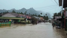 Banjir ROB dan Hujan Deras Rendam Sejumlah Rumah Warga di Ibukota Kabupaten Lingga | f. Irfan