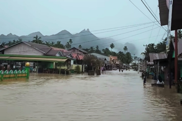 Banjir ROB dan Hujan Deras Rendam Sejumlah Rumah Warga di Ibukota Kabupaten Lingga | f. Irfan