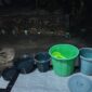Warga Pasir Kuning manfaat air hujan untuk mengisi bak-bak kosong | f. Cahyo