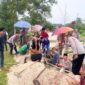 Wakapolres Lingga Hadiri Prosesi Duka Warga dan Bantu Pemakaman Almarhumah Ibu Ma Endah | f. Ist