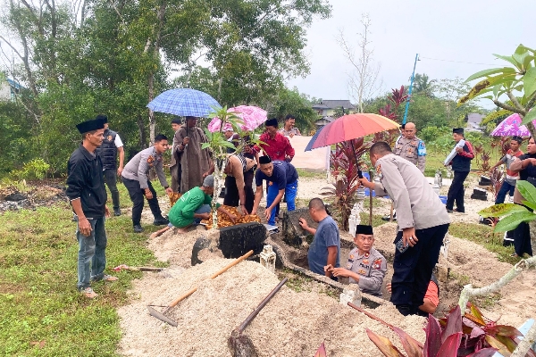 Wakapolres Lingga Hadiri Prosesi Duka Warga dan Bantu Pemakaman Almarhumah Ibu Ma Endah | f. Ist