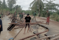 Komunitas LMG Ikut Serta Bersama TNI-Polri dan Warga Gotong Royong Perbaiki Jalan Rusak di Batu Berdaun