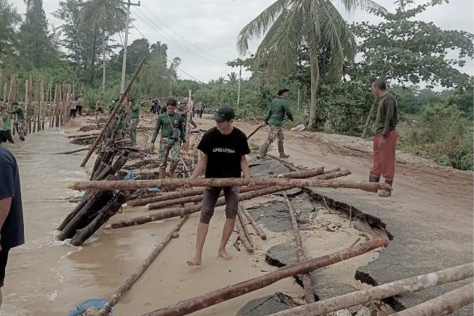 Komunitas LMG Ikut Serta Bersama TNI-Polri dan Warga Gotong Royong Perbaiki Jalan Rusak di Batu Berdaun