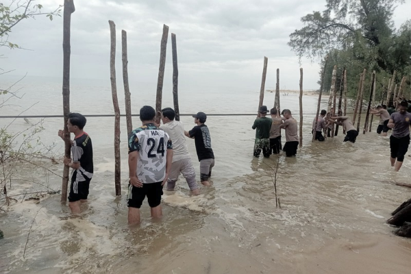 Komunitas LMG Ikut Serta Bersama TNI-Polri dan Warga Gotong Royong Perbaiki Jalan Rusak di Batu Berdaun