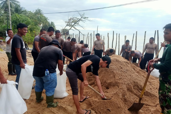 Komunitas LMG Ikut Serta Bersama TNI-Polri dan Warga Gotong Royong Perbaiki Jalan Rusak di Batu Berdaun