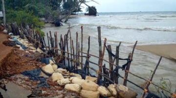 Jalan Raya Batu Berdaun Terkikis Akibat Abrasi Pantai | f. Ist