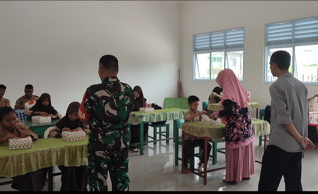 Kodim 013 Tanjungpinang Salurkan Makan Bergizi Gratis untuk 67 Siswa SD 010 Dabo Singkep | f. Cahyo