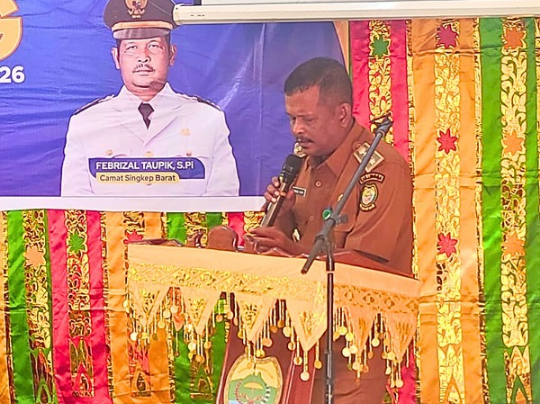 Camat Singkep Barat, Febrizal Taufik saat memberikan kata sambutan pada acara Musrenbang tingkat Kecamatan Singkep Barat | f. Ist