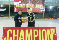 Ketua Komunitas LMG saat menyerahkan penghargaan best player Singkep Futsal League 2025 | f. Ari