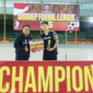 Ketua Komunitas LMG saat menyerahkan penghargaan best player Singkep Futsal League 2025 | f. Ari
