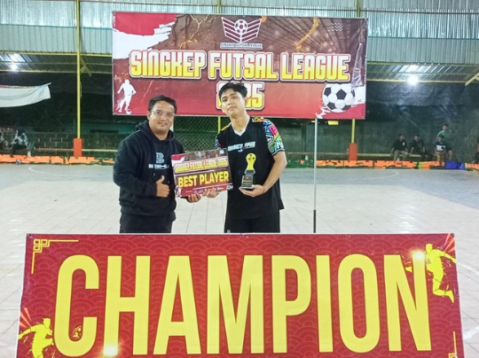 Ketua Komunitas LMG saat menyerahkan penghargaan best player Singkep Futsal League 2025 | f. Ari