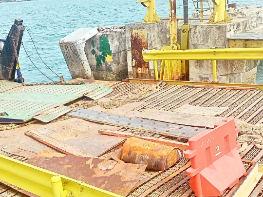 Kondisi ramp door pelabuhan penyeberangan roro Jagoh | f. Ari