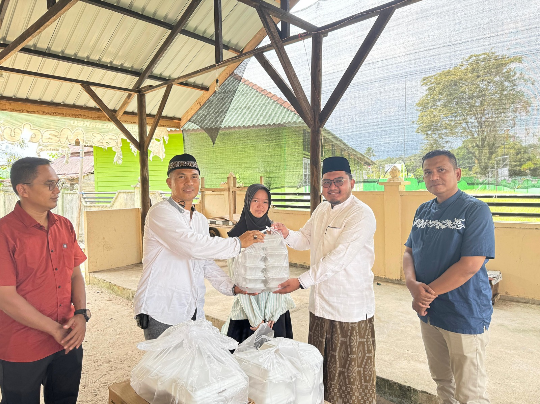 Polres Lingga Bagikan Paket Makan Siang Bergizi untuk Anak Yatim Piatu di Panti Asuhan Kasih Ibu | f. Ist