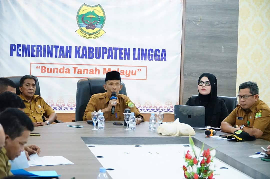 Sekda Lingga H. Armia pimpin rapat bersama pihak PT. ADS bahas tenaga honorer | f. Diskominfo Lingga