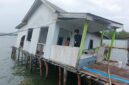 Sebuah Rumah di Jalan Teladan Tanjungpinang Roboh | f. Cahyo