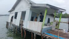 Sebuah Rumah di Jalan Teladan Tanjungpinang Roboh | f. Cahyo