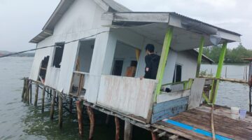 Sebuah Rumah di Jalan Teladan Tanjungpinang Roboh | f. Cahyo