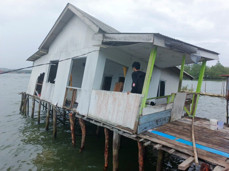 Sebuah Rumah di Jalan Teladan Tanjungpinang Roboh | f. Cahyo