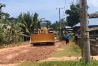 Beberapa alat berat milik PT. TTU saat memperbaiki kondisi jalan dan jembatan di Desa Teluk | f. Ist