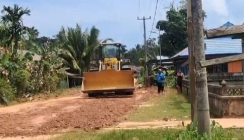 Beberapa alat berat milik PT. TTU saat memperbaiki kondisi jalan dan jembatan di Desa Teluk | f. Ist