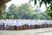 THL dan PTT Pemkab. Lingga saat mengikuti apel di halaman Kantor. Bupati Lingga | f. Diskominfo Lingga