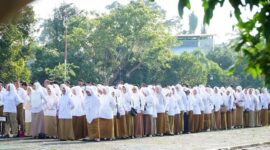 THL dan PTT Pemkab. Lingga saat mengikuti apel di halaman Kantor. Bupati Lingga | f. Diskominfo Lingga