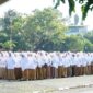THL dan PTT Pemkab. Lingga saat mengikuti apel di halaman Kantor. Bupati Lingga | f. Diskominfo Lingga