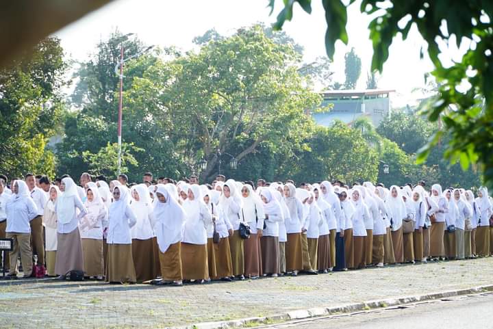 THL dan PTT Pemkab. Lingga saat mengikuti apel di halaman Kantor. Bupati Lingga | f. Diskominfo Lingga