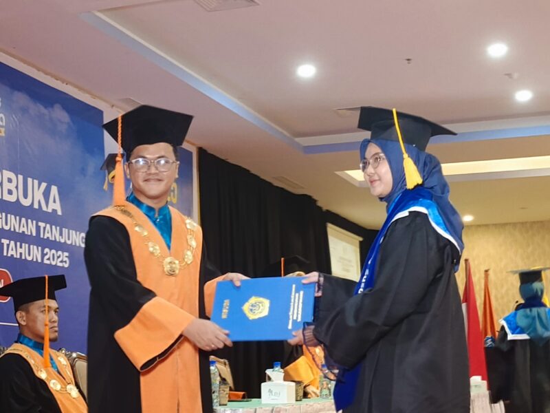 STIE Pembangunan Tanjungpinang Gelar Wisuda ke XIV Tahun 2025 | f. Cahyo