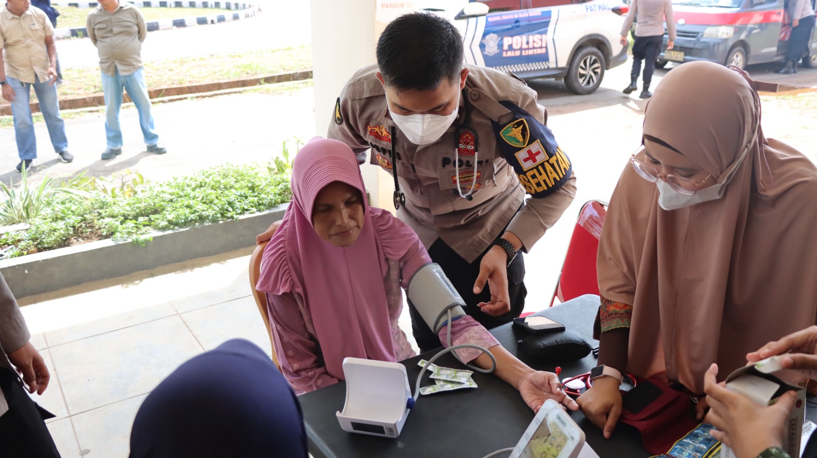 Polres Lingga Salurkan Ratusan Paket Sembako dan Layanan Kesehatan Gratis dalam Baksos Polri Presisi | f. Humas Polres Lingga