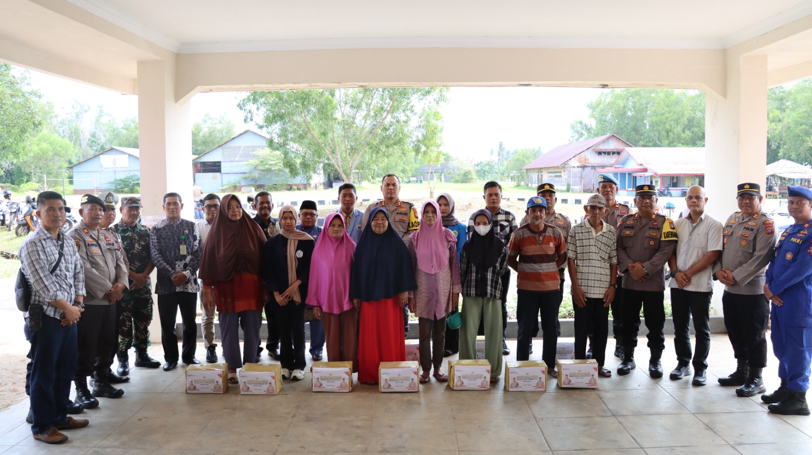 Polres Lingga Salurkan Ratusan Paket Sembako dan Layanan Kesehatan Gratis dalam Baksos Polri Presisi | f. Humas Polres Lingga